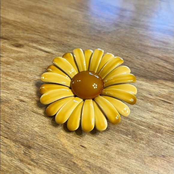 Jewelry - Vintage Brooch